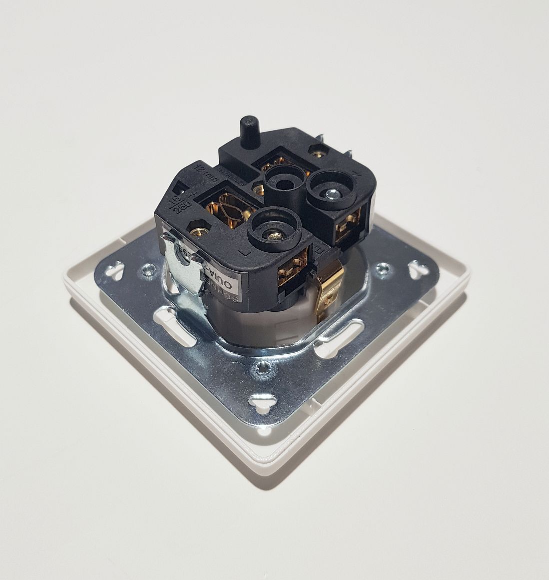 SCHNERZINGER OUTLET INSTALLATION - WANDSTECKDOSE